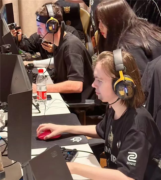 Invictus Gaming 在 LPL 第二分裂 2025 中巩固小组前三名的位置